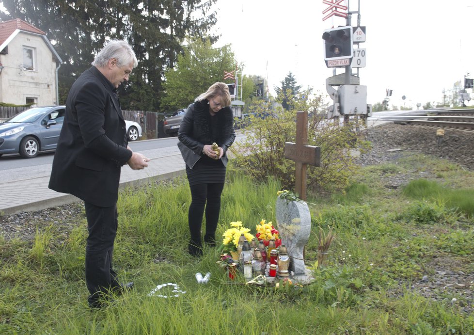 Rychtář tři roky od sebevraždy manželky Ivety Bartošové na kolejích a u pomníku