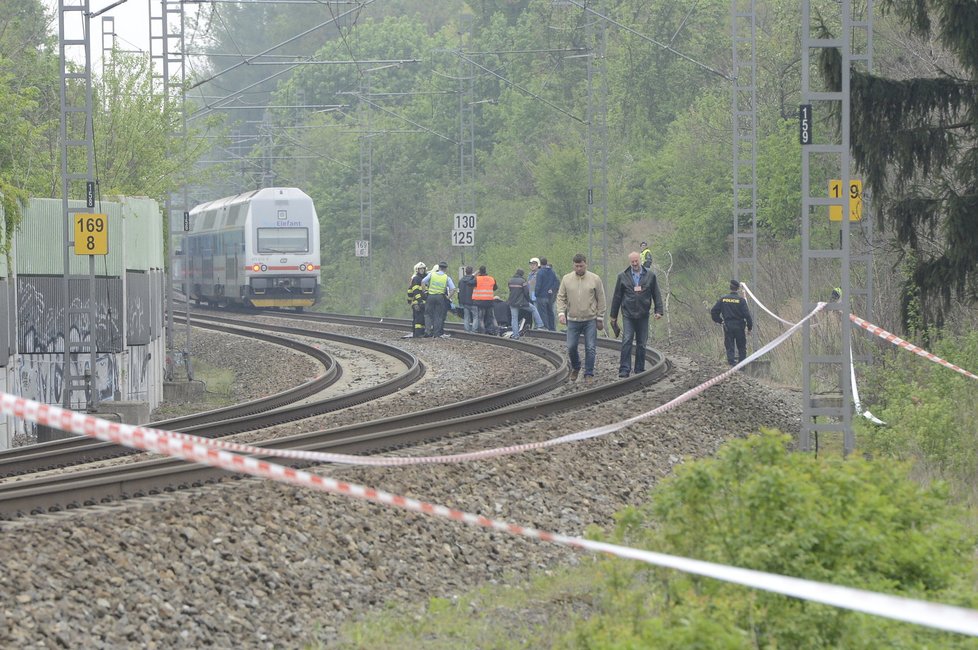 Iveta skočila pod kola vlaku v zatáčce, strojvůdce neměl šanci zabrzdit