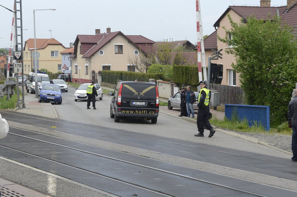 Pohřební vůz odjíždí z místa, kde zemřela Iveta Bartošová