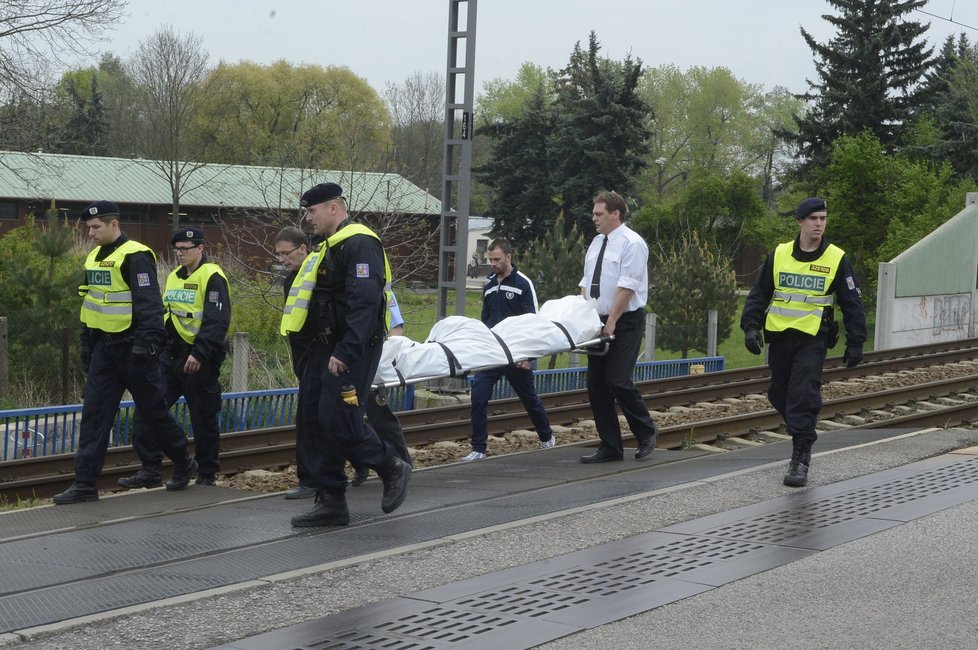 Policisté odnášejí tělo Bartošové.