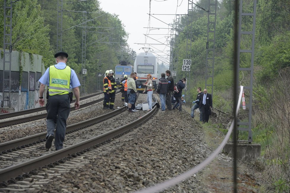 Rychtář se neustále vrací na kolejiště, kde Bartošová skočila pod vlak.