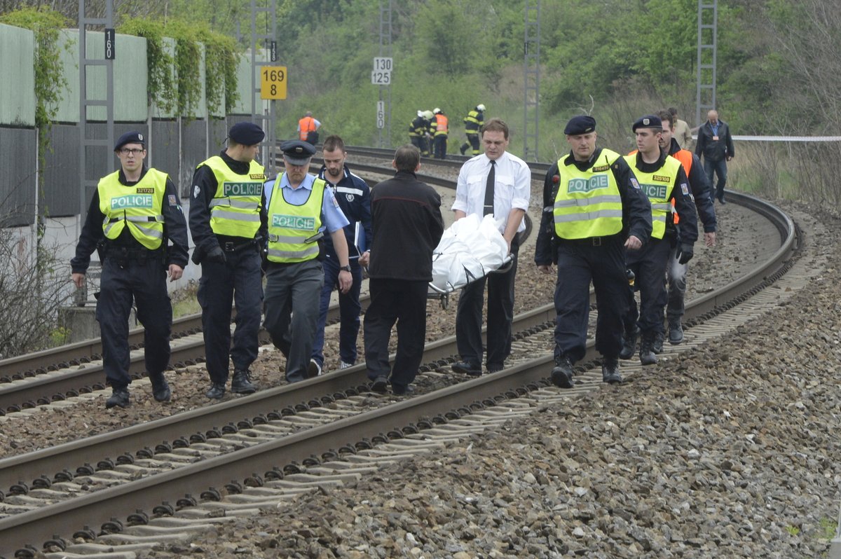 Takto pohřební služba za asistence policie odnášela ostatky Bartošové.