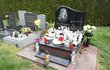 Skutečný hrob zpěvačky na hřbitově v Říčanech.