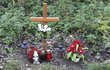 Křížek u trati v Uhříněvsi.  Památka u místa neštěstí, kterou vybudoval zpěvaččin fanoušek, je bez čerstvých květin.