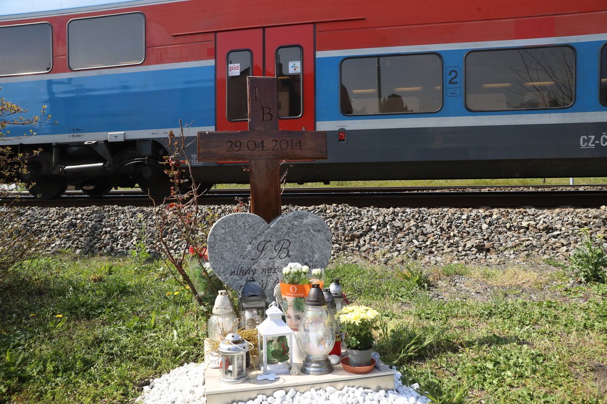 8 let od smrti Ivety Bartošové: Pomníček u kolejí v Uhříněvsi.