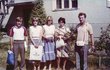 Šestnáctiletá zpěvačka na rodinném výletě na Slovensku – zleva: bratr Lumír, sestra Ivana, Iveta, máma Svatava, táta Karel.