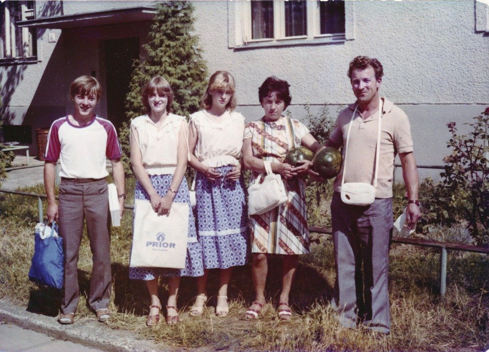 Šestnáctiletá zpěvačka na rodinném výletě na Slovensku – zleva: bratr Lumír, sestra Ivana, Iveta, máma Svatava, táta Karel.