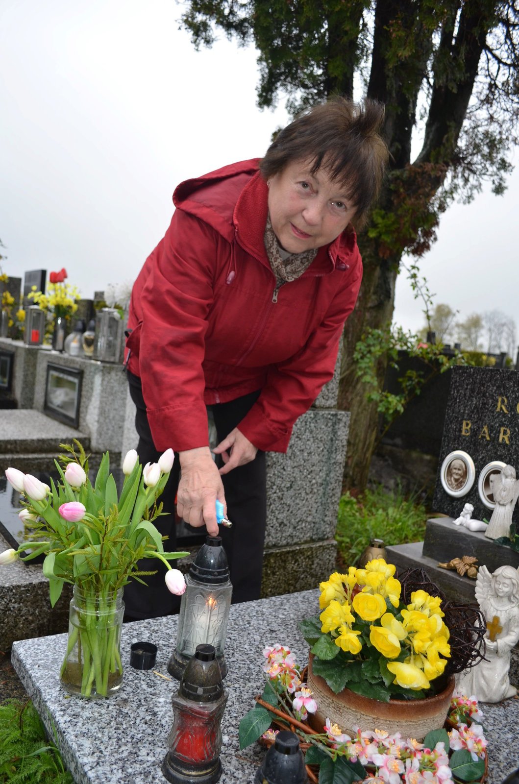 Paní Svatava často za Ivetu zapaluje svíčku i na pietním místě na místním hřbitově. 