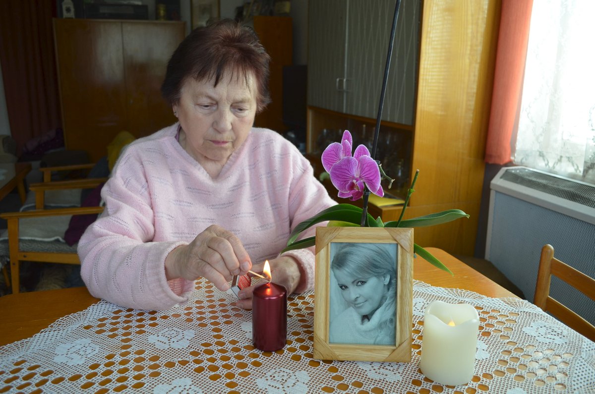 Paní Svatava vzpomíná na Ivetu nejen u hrobu, ale i doma, kde zpěvačka vyrůstala.