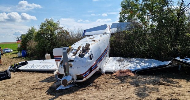 V Bartošovicích nouzově přistálo letadlo na poli, pilot se lehce zranil.