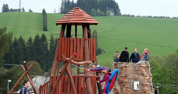 Originální hřiště připomíná významná místa Orlických hor a jejich patrony