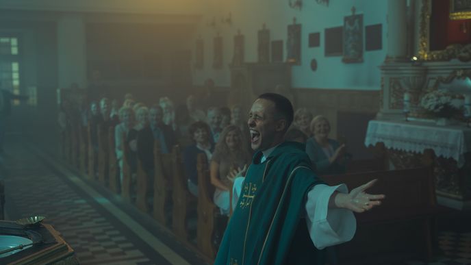 Záběry z úspěšného polského filmu Corpus Christi, který právě začala hrát česká kina.