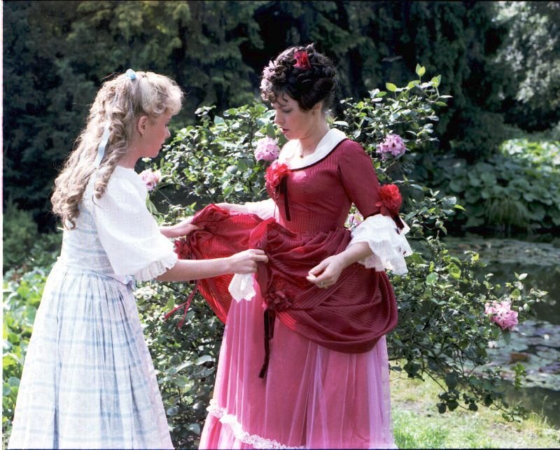 1984 S čerty nejsou žerty Role namyšlené princezny ji zapsala do paměti dětí i dospělých. Na snímku s Janou Starou.