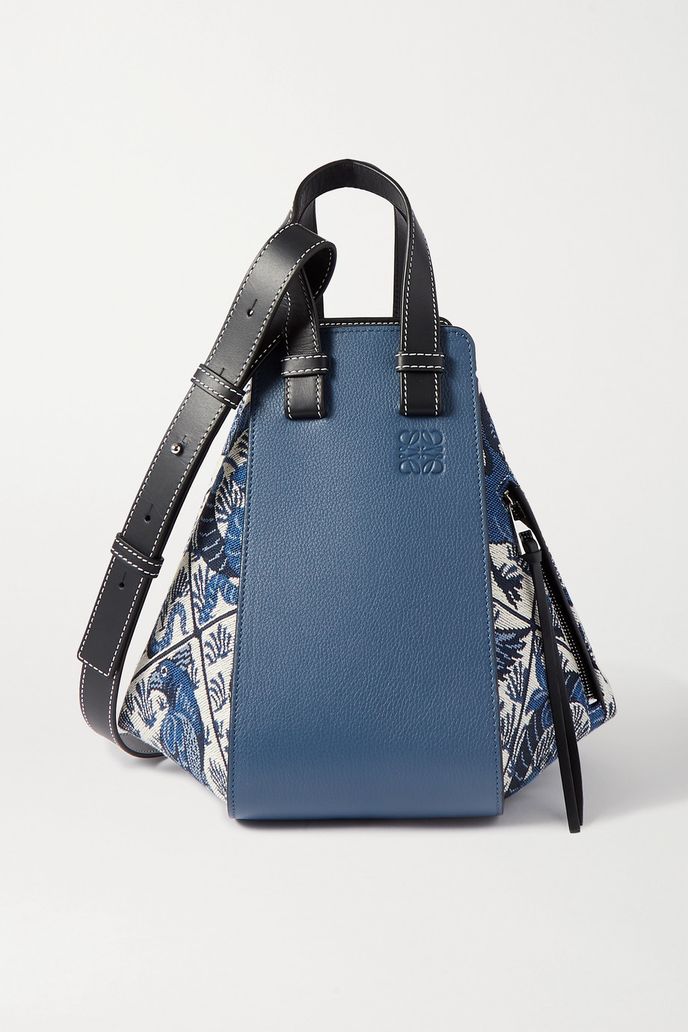 Kabelka, Loewe, 1800 eur, prodává Net-a-Porter.com