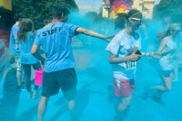 „Válka barev“ v 360 stupních. Tisíce běžců získaly statisíce pro charitu