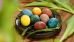 Přírodní barvení vajíček cibulí, červenou řepou i kurkumou: Zkuste to letos bez chemie!