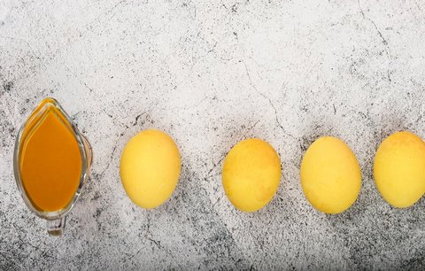 Barvení vajíček kurkumou je snadné. Jak získat žlutou barvu přírodní cestou?