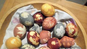 Barevná vejce k Velikonocům patří. Ale Češi si pro ně budou muset sáhnout hlouběji do kapsy