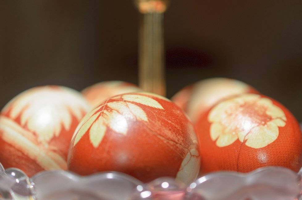 Barvení vajec v cibulových slupkách