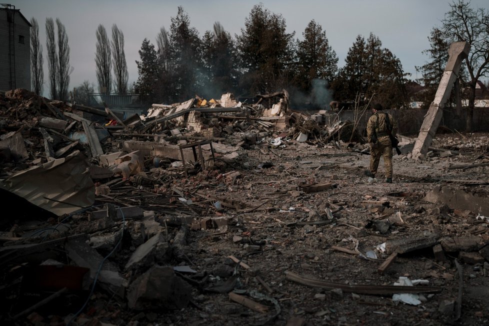 Škody po ruském bombardování ve městě Baryševka poblíž ukrajinské metropole Kyjeva (11. 3. 2022)