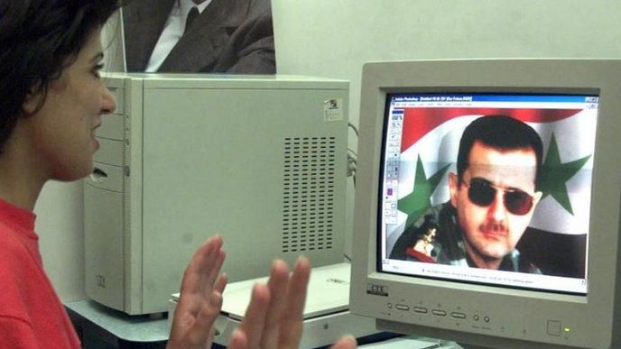 Bašár Asad na monitoru počítače
