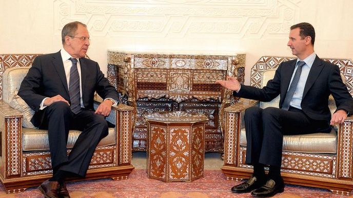 Bašár Asad (vpravo) s ruským ministrem zahraničí Sergejem Lavrovem