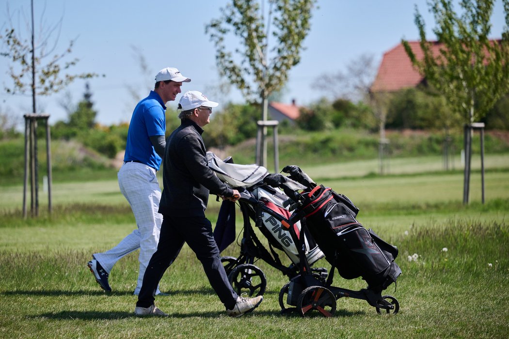 Čeští baseballisté během charitativního turnaje na golfovém hřišti v Předboji.