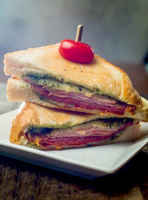 Klub: Houston Astros. Italský sendvič s grilovaným sýrem, salámem s bazalkovým pestem a rozmarýnovým toastem.