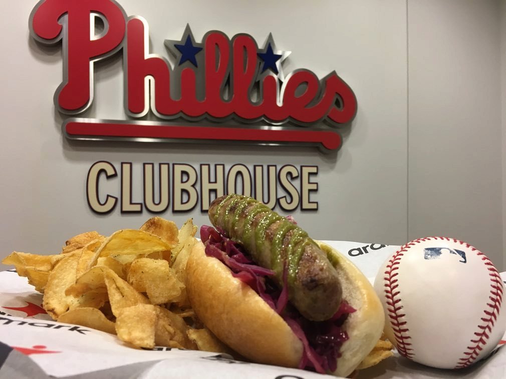 Klub: Philadelphia Phillies. Pastrami klobása s kousky uzené slaniny, červeným zelím a estragonovou hořčicí.