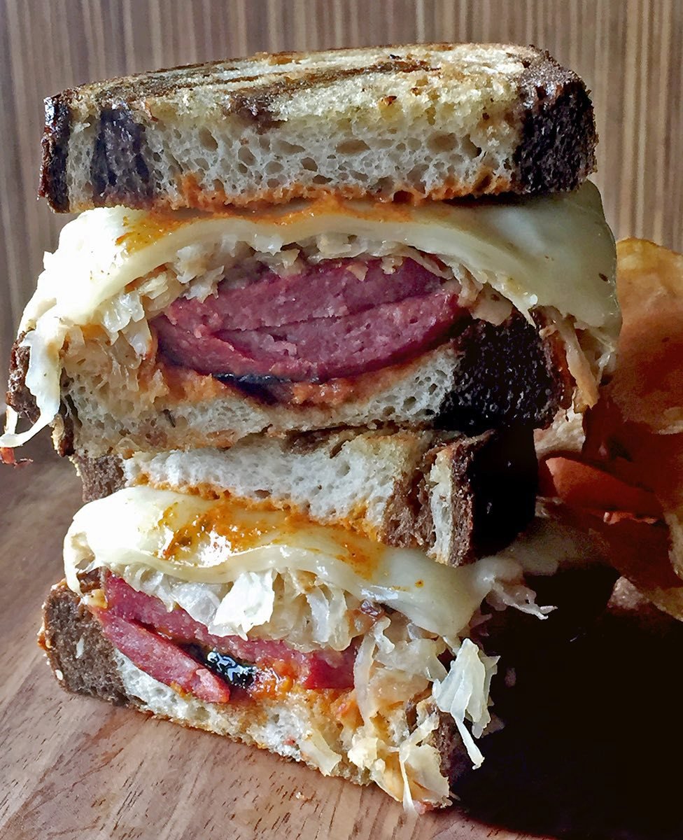 Klub: Pittsburgh Pirates. Reuben sendvič s nakládaným zelím, švýcarským sýrem servírovaný v místním žitném chlebu.
