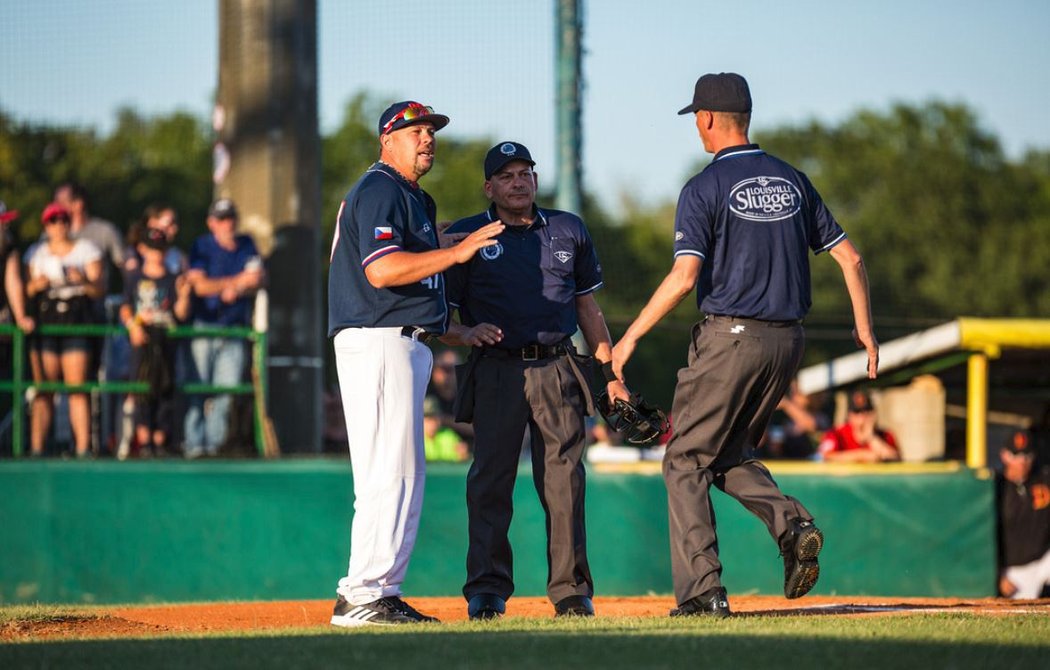 Trenér baseballové reprezentace do 23 let při hádce s rozhodčím během finále ME proti Německu