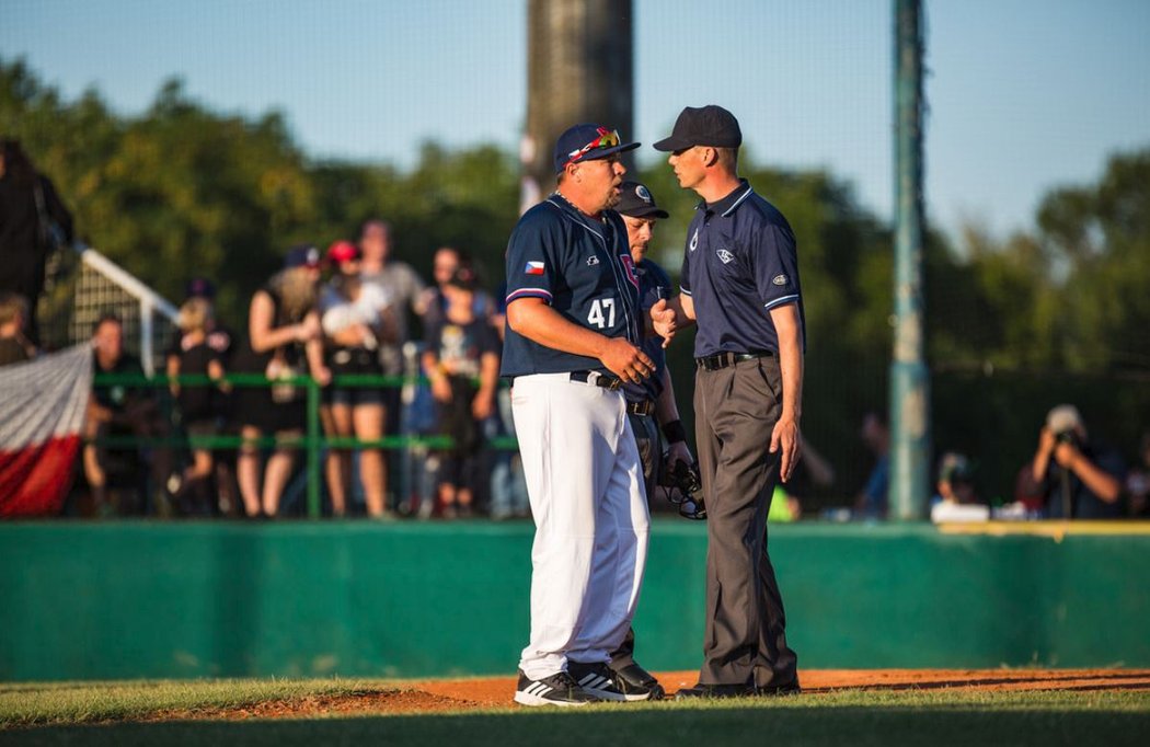 Trenér baseballové reprezentace do 23 let při hádce s rozhodčím během finále ME proti Německu