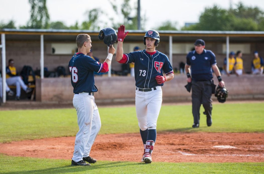 Jeden z nejlepších pálkařů české baseballové reprezentace do 23 let Marek Chlup dobíhá po svém homerunu pro osmý bod v utkání proti Ukrajině