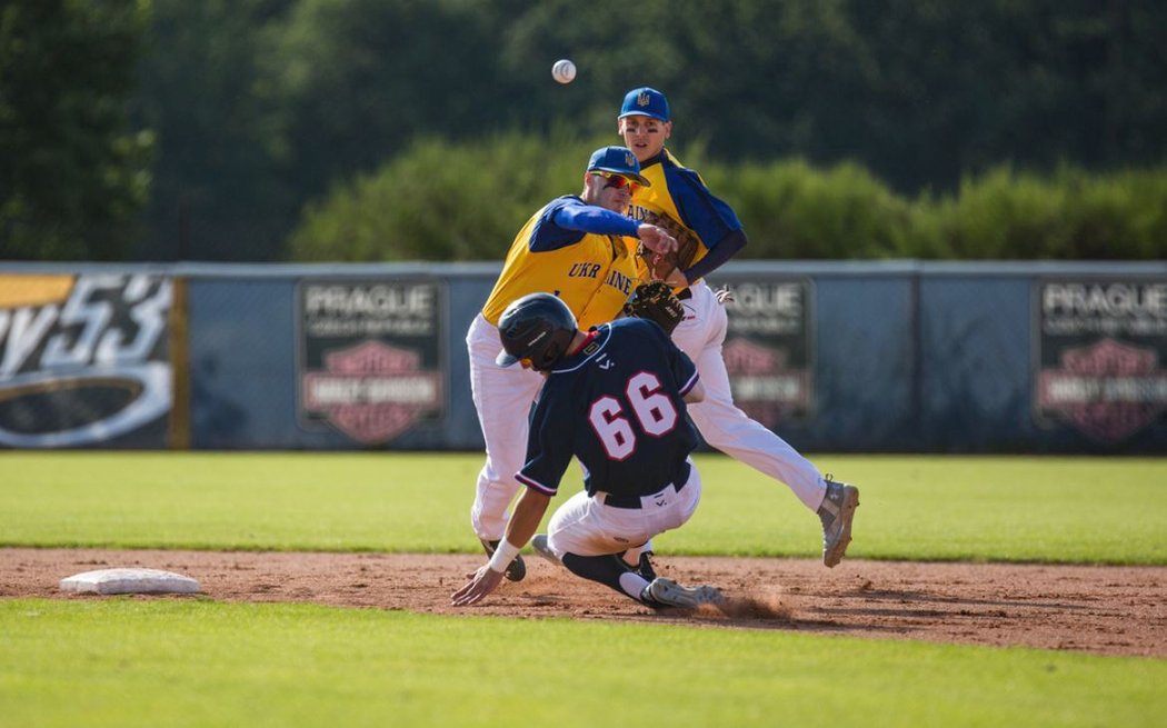 Martin Kalábek se snaží rozbít double-play v duelu české baseballové reprezentace do 23 let proti Ukrajině!