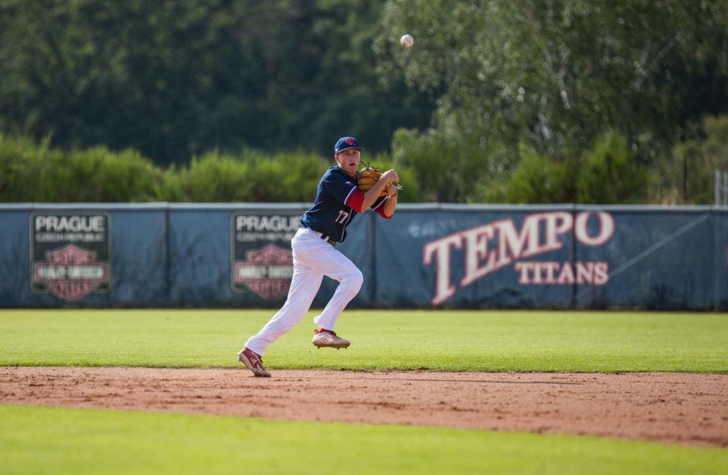 Spojka české baseballové reprezentace do 23 let Vojtěch Menšík během příhozu na první metu