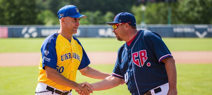 Hlavní trenér české baseballové reprezentace do 23 let Vladimír Chlup se zdraví se svým ukrajinským protějškem