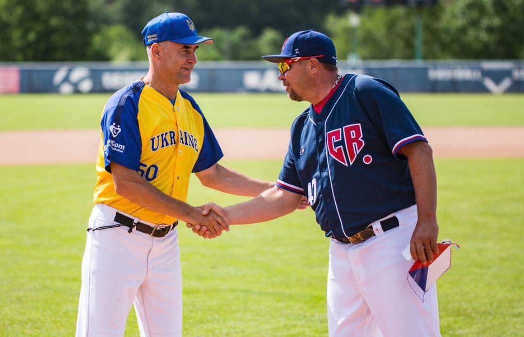 Hlavní trenér české baseballové reprezentace do 23 let Vladimír Chlup se zdraví se svým ukrajinským protějškem