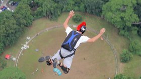 BASE jumper Mark Andrews (†65) se zřítil z více než 400 metrů v italských Dolomitech.