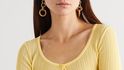 Úpletové triko, Jacquemus, 235 eur, prodává Net-a-Porter.com Úpletové triko, Jacquemus, 235 eur, prodává Net-a-Porter.com