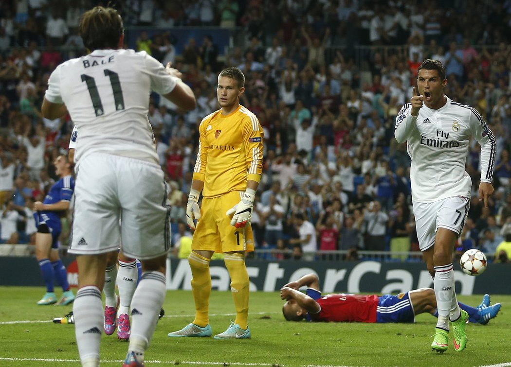 Radost Garetha Balea a Cristiana Ronalda po vstřelené brance Realu Madrid a zklamání Tomáše Vaclíka, gólmana Basileje.