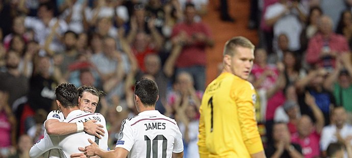 Oslava gólu fotbalistů Realu Madrid a zklamaný Tomáš Vaclík s obráncem Basileje Samuelem.