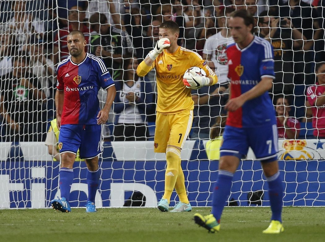 Zklamaný Tomáš Vaclík (uprostřed) po inkasované brance na hřišti Realu Madrid.