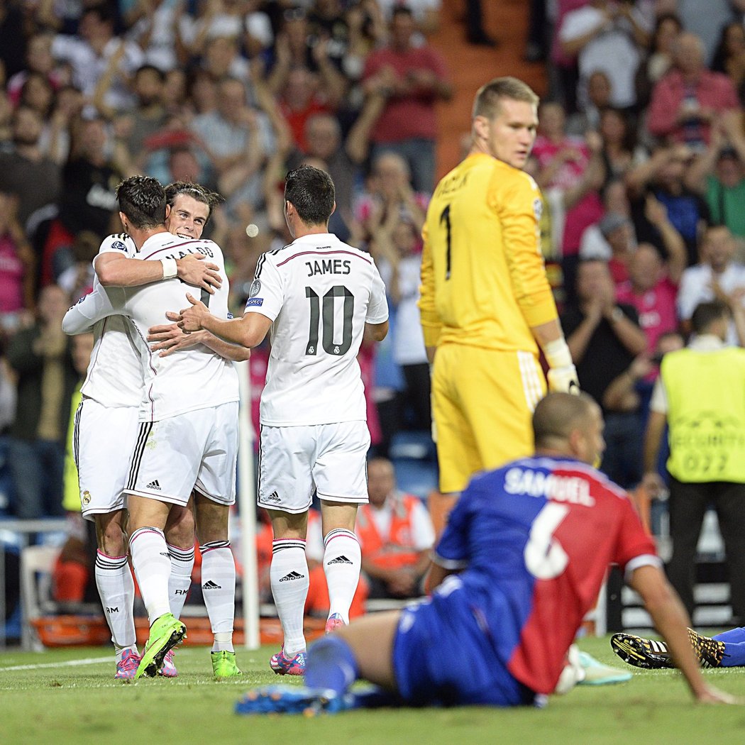Oslava gólu fotbalistů Realu Madrid a zklamaný Tomáš Vaclík s obráncem Basileje Samuelem.