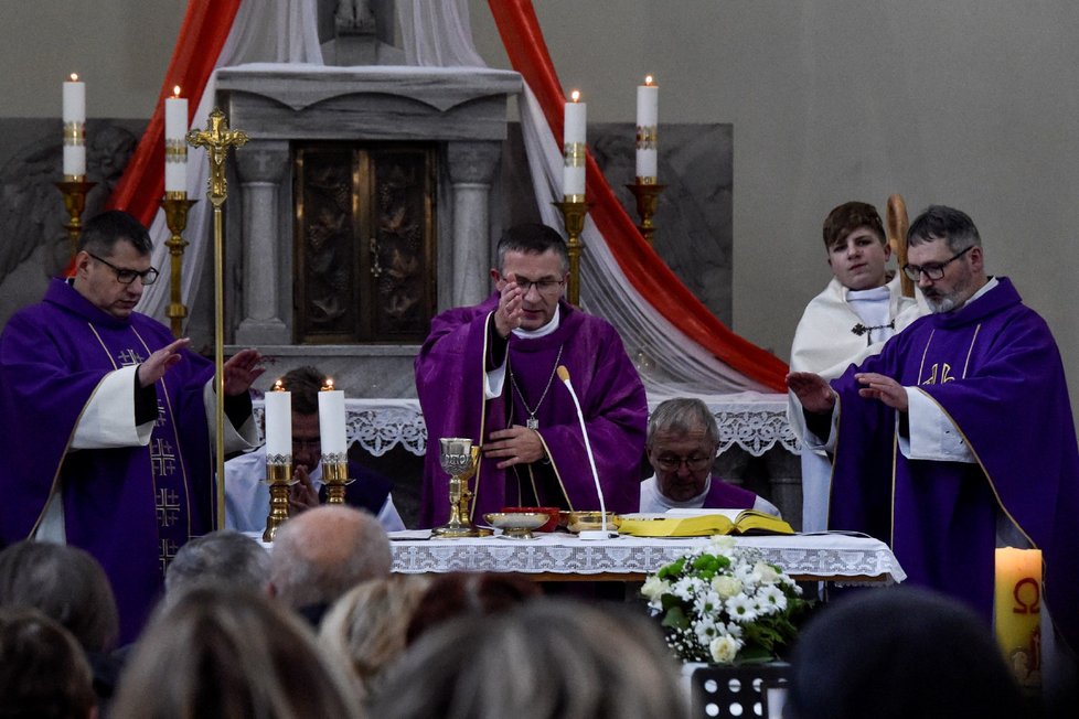 Pohřeb varhaníka Josefa zavražděného v Bašce