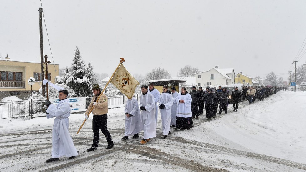 Pohřeb varhaníka Josefa zavražděného v Bašce