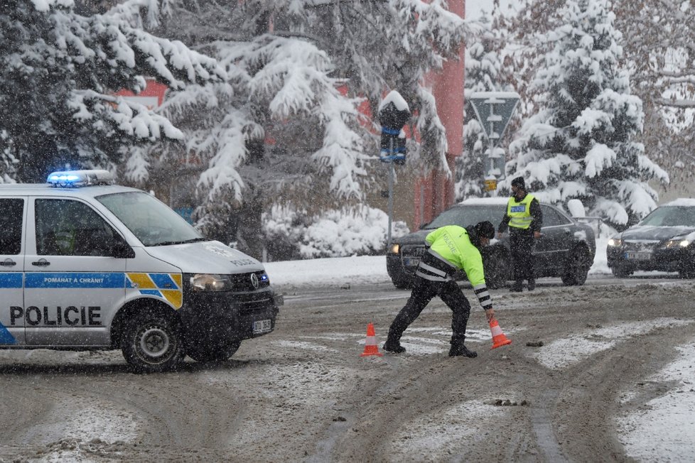 Kvůli pohřebnímu průvodu z kostela na hřbitov odklonila policie dopravu.