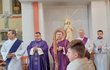 Biskup ostravsko-opavské diecéze Martin David přijel do Bašky na Frýdecko-Místecku smýt otisk vraždy z kostela i místních. Vše pokropil svěcenou vodou.
