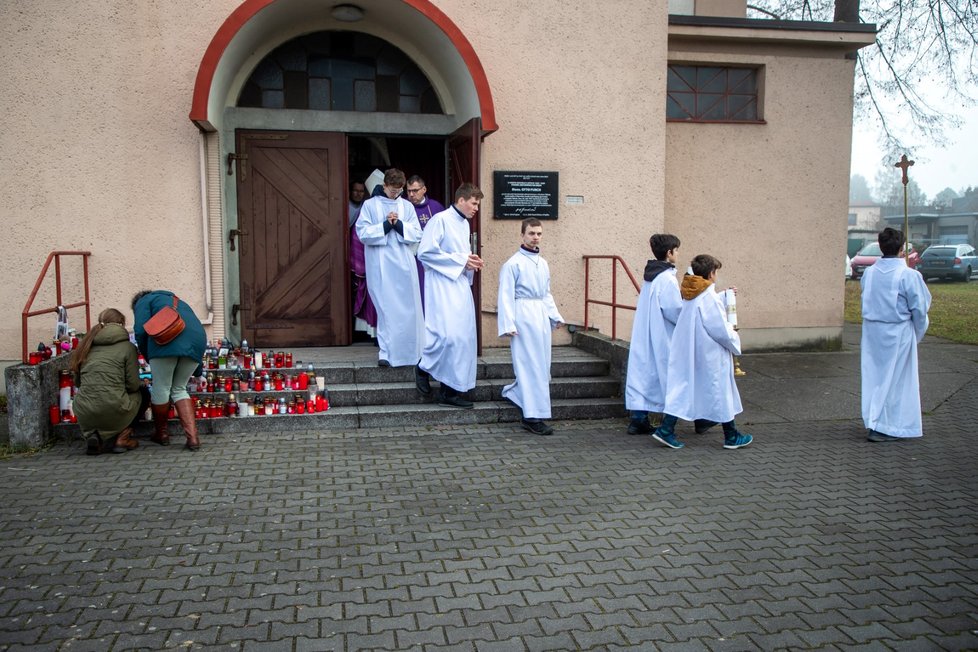 V kostele sv. Václava v Bašce biskup Martin David sloužil mši s kajícím obřadem. V kostele byl ubodán varhaník Josef (†18).