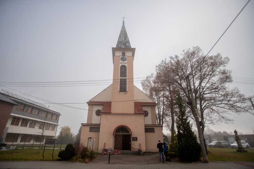 V kostele sv. Václava biskup Martin David sloužl mšě s kajícím obřadem kvůli zde spáchanému násilnému činu, 4. prosince 2022, Baška, Frýdecko-Místecko. V kostele byl ubodán dobrovolný devatenáctiletý varhaník.