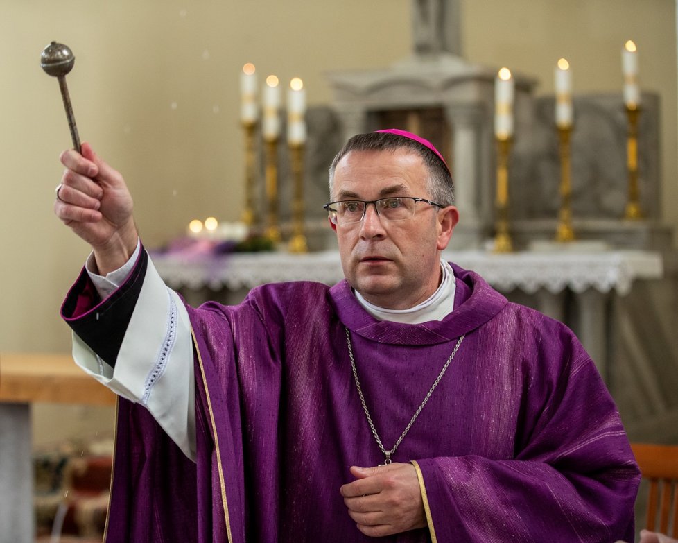 V kostele sv. Václava v Bašce biskup Martin David sloužil mši s kajícím obřadem. V kostele byl ubodán varhaník Josef (†18).